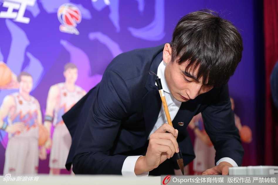 上海男篮新赛季出征仪式 儒将罗汉琛挥毫泼墨展才艺 罗汉琛俯身于案前,手中的毛笔如龙蛇飞舞,全神贯注地在宣纸上书写,那份专注丝毫不亚于他在赛场上的突破上篮。