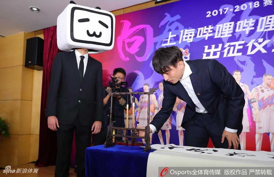 上海男篮新赛季出征仪式 儒将罗汉琛挥毫泼墨展才艺 上海男篮众将齐聚出征仪式,背景板上的二次元画风与队员们坚毅的表情相映成趣,新赛季的期待写在每个人脸上。
