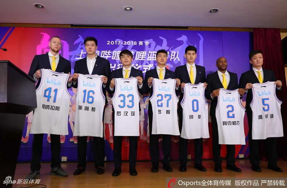 上海男篮新赛季出征仪式 儒将罗汉琛挥毫泼墨展才艺 上海男篮的新外援明纳拉斯与队友董瀚麟在场边交谈,两人神情轻松,预示着新赛季的搭档将擦出不一样的火花。