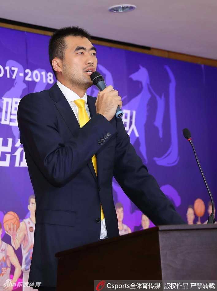 上海男篮新赛季出征仪式 儒将罗汉琛挥毫泼墨展才艺 队长张兆旭代表全队发言,他的表情坚毅而沉稳,身后是崭新的上海男篮战袍,象征着责任与传承。