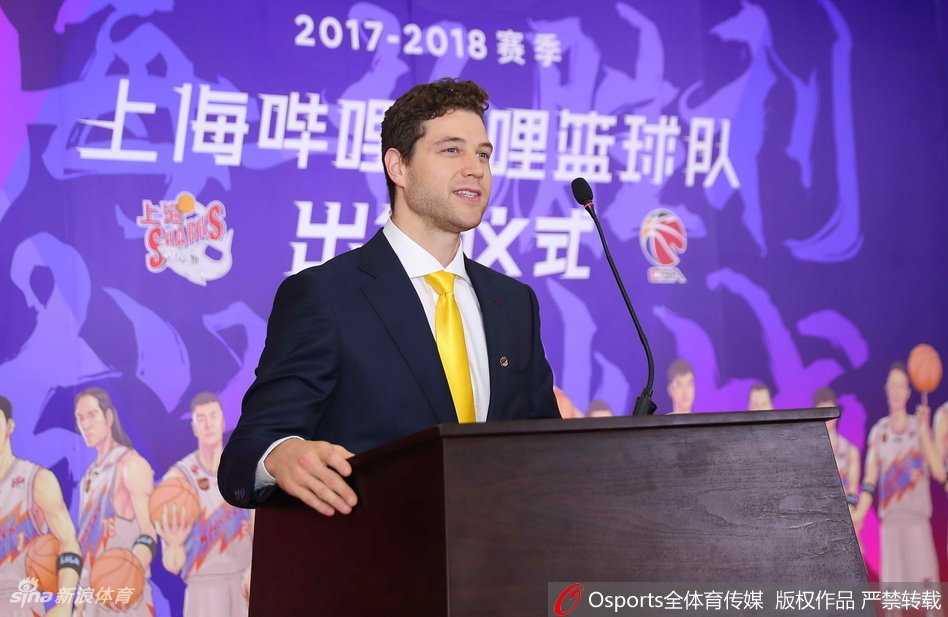 上海男篮新赛季出征仪式 儒将罗汉琛挥毫泼墨展才艺 出征仪式现场全景,大屏幕上的“大鲨鱼”LOGO熠熠生辉,台下将士们整装待发,新的征程即将从这里起航。