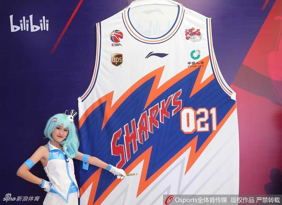 上海男篮新赛季出征仪式玩转二次元,灌篮高手风惊现球场 终身荣誉球迷徐光启老夫妇在仪式现场接受全队致敬,老爷爷手中拿着纪念球衣,老奶奶笑容慈祥,在他们身后,是充满活力的二次元背景板,这一刻,传承与创新完美交融。