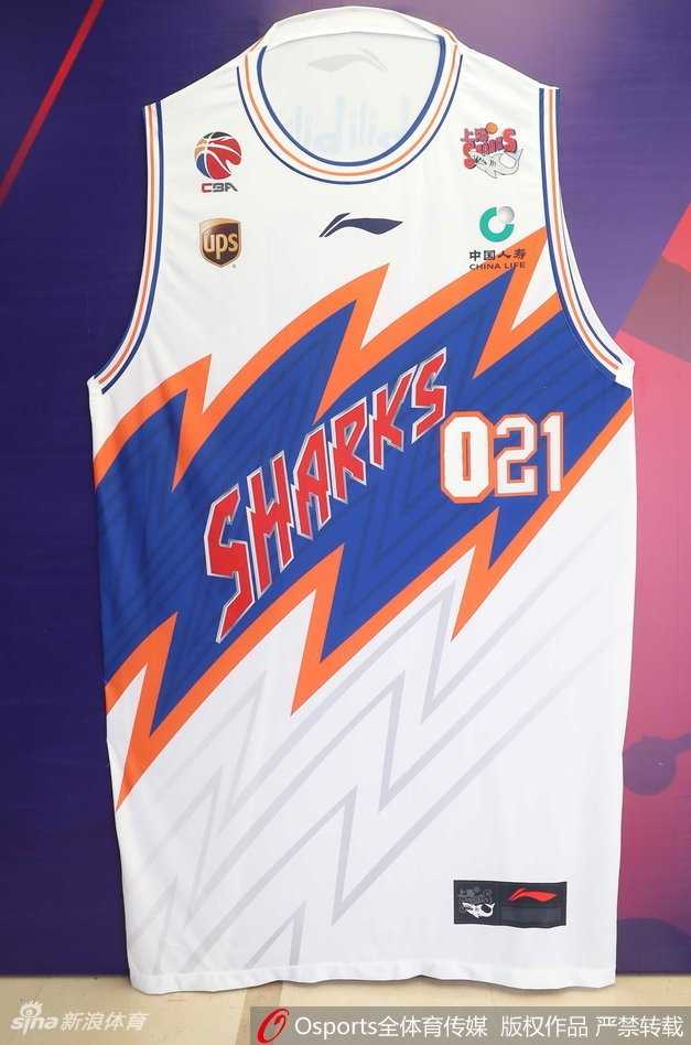 上海男篮新赛季出征仪式玩转二次元,灌篮高手风惊现球场 鲨鱼女郎们一改往日的劲歌热舞,随着B站神曲跳起了欢快的“应援舞”,充满活力的舞步和甜美的笑容,为硬朗的篮球赛场增添了一抹亮丽的青春色彩。