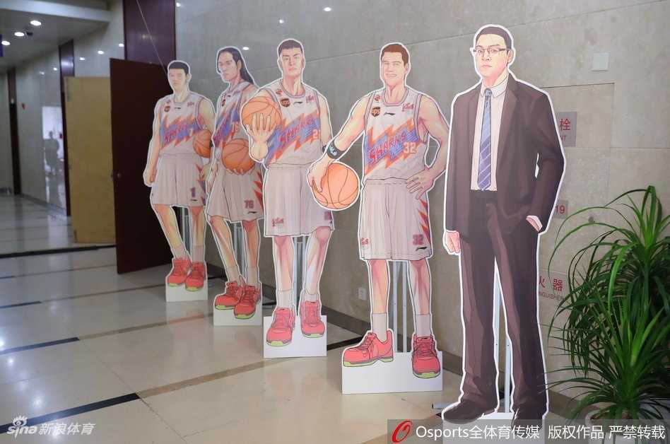 上海男篮新赛季出征仪式玩转二次元,灌篮高手风惊现球场 身穿水手服、头戴俏皮假发的Coser们齐聚一堂,她们在球员的等身漫画立牌旁欢快合影,仿佛打破了次元壁,将源深体育馆瞬间变成了动漫展的现场。