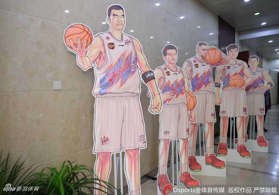 上海男篮新赛季出征仪式玩转二次元,灌篮高手风惊现球场 新援罗汉琛在吉祥物“小鲨鱼”和B站“小电视君”的围观下,从容不迫地挥毫泼墨,宣纸上“上海哔哩哔哩”六个大字行云流水,展现了运动员动静皆宜的别样才艺。