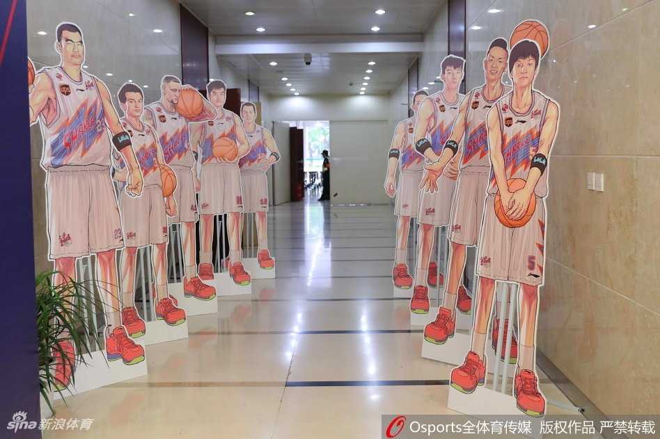 上海男篮新赛季出征仪式玩转二次元,灌篮高手风惊现球场 B站标志性的小电视君与球队吉祥物“大鲨鱼”在仪式现场亲密互动,两个憨态可掬的形象击掌相庆,象征着二次元文化与职业体育的完美拥抱。