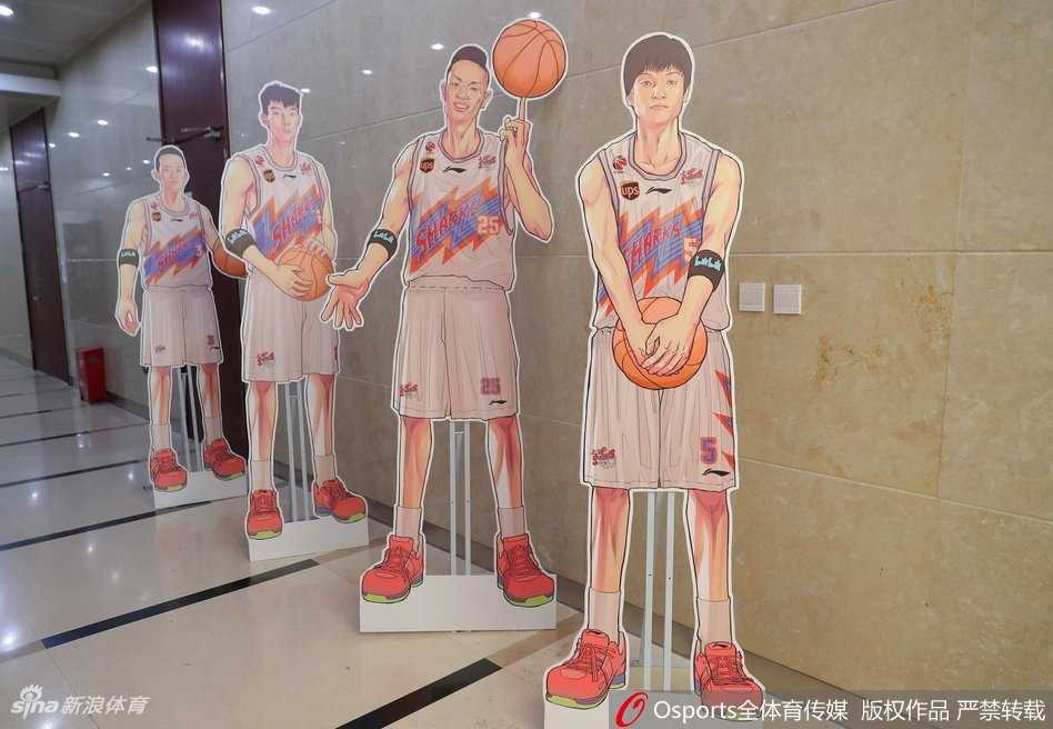 上海男篮新赛季出征仪式玩转二次元,灌篮高手风惊现球场 源深体育馆的通道被改造成了漫画长廊,一侧整齐排列着球员们的等身立牌,从“寂寞大神”弗雷戴特到队长张兆旭,每一位都化身成了热血漫画中的主角,静候着粉丝的“检阅”。