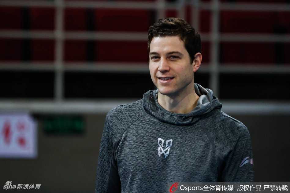 上海男篮生死战前五棵松最后一练 众将盼奇迹 罗汉琛眼神坚定地运球穿越半场,他的突破分球将是撕开北京队防线的重要武器,年轻的后场需要在关键时刻展现出超越年龄的成熟。