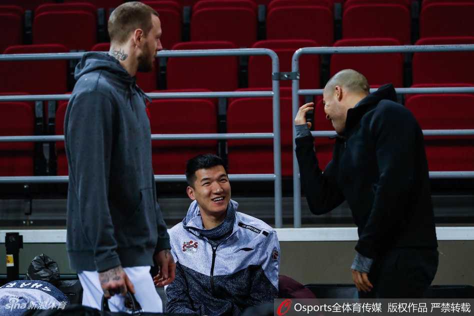 上海男篮生死战前五棵松最后一练 众将盼奇迹 主教练刘鹏手拿战术板,正对着球员们比划着跑位路线,他的眼神中既有焦虑也有期待,这场生死战将是对他整个赛季执教工作的最终考核。