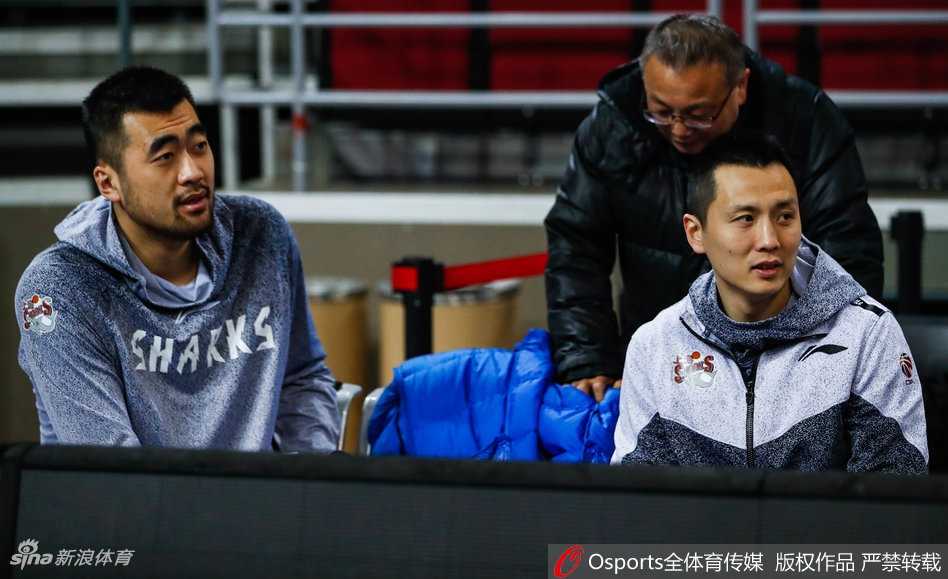 上海男篮生死战前五棵松最后一练 众将盼奇迹 弗雷戴特在训练中神情冷峻,运球后急停跳投出手,皮球在空中划出一道美丽的弧线,这位寂寞大神今晚需要更多队友的火力支援。