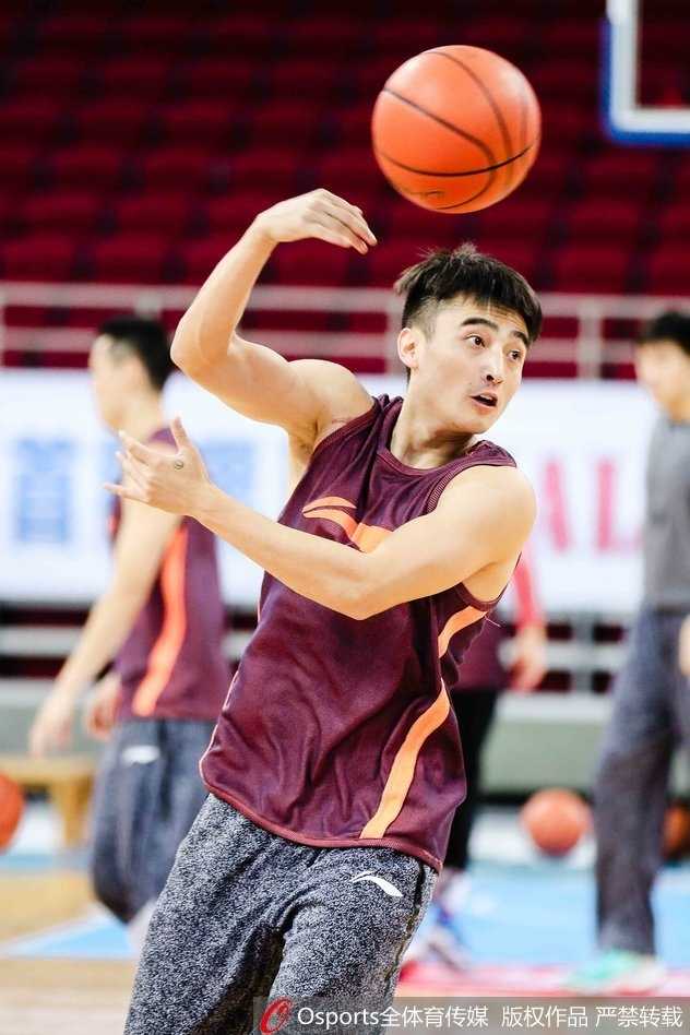 明纳拉斯背身单打，利用脚步晃开防守后勾手投篮，动作一气呵成，透露出欧洲内线的细腻技术。