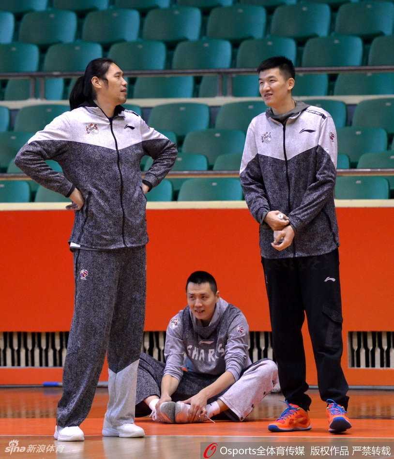 比赛中，弗雷戴特面对山东队睢冉的严防死守强行突破，两人手臂纠缠在一起，充满了火药味，再现了常规赛尾声的激烈竞争。