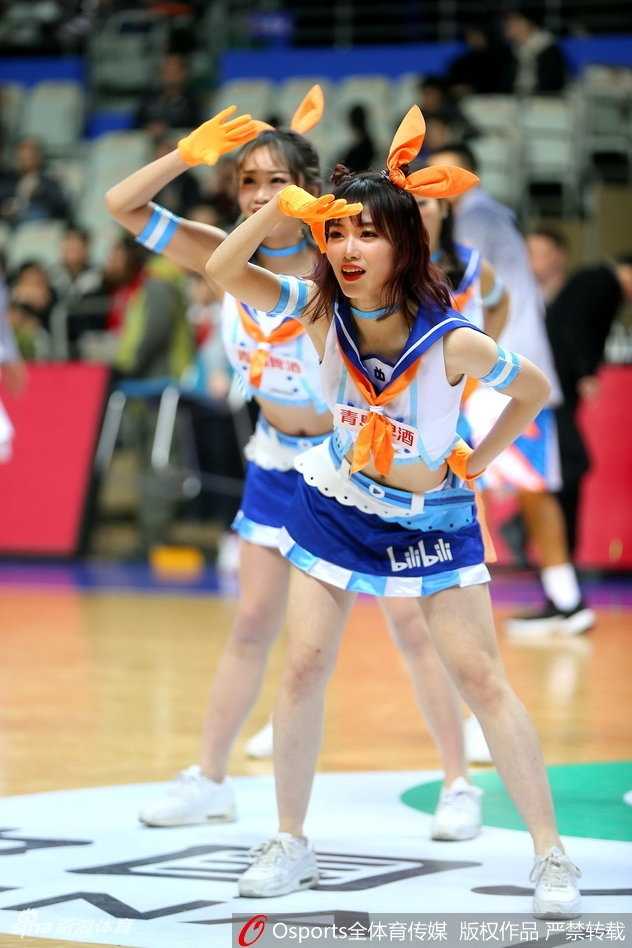 上海篮球宝贝化身二次元应援团,CBA赛场刮起青春旋风 一位篮球宝贝扎着双马尾,身着蓝白相间的应援裙,在球场中央随着音乐轻盈跃起,甜美的笑容仿佛从动漫中走出的元气少女。