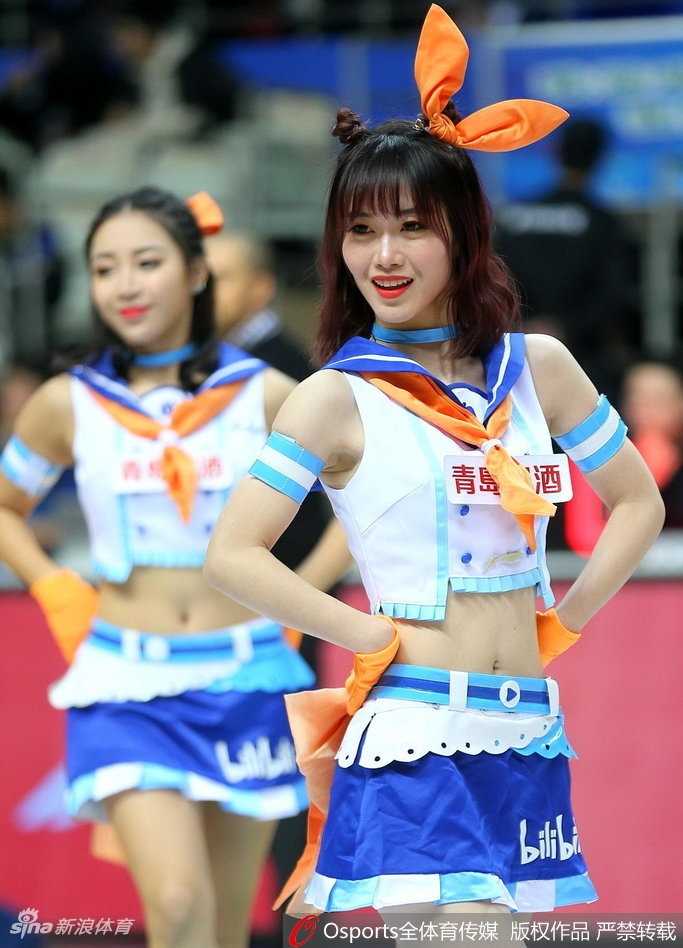 上海篮球宝贝化身二次元应援团,CBA赛场刮起青春旋风 聚光灯下,三位篮球宝贝背对镜头看向大屏幕,她们的裙摆随着动作微微扬起,修长的身姿和充满动漫感的装扮,让她们本身就成了赛场上最值得定格的一道风景。