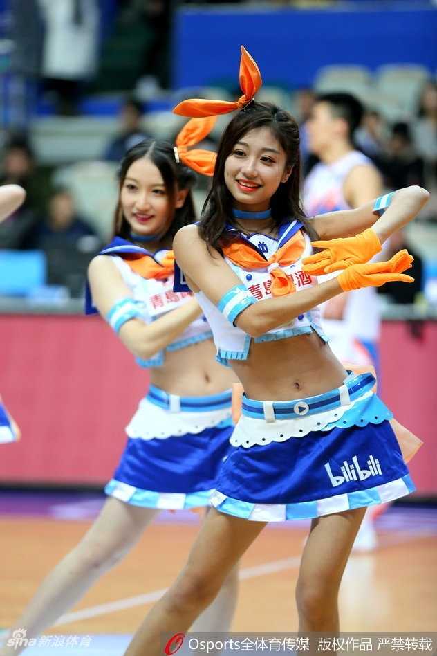 上海篮球宝贝化身二次元应援团,CBA赛场刮起青春旋风 这位舞蹈中的篮球宝贝神情专注,发丝随着动感的动作飞扬,闪耀的舞台灯光打在她身上,让她看起来如同二次元世界中为战队加油鼓劲的应援团长。