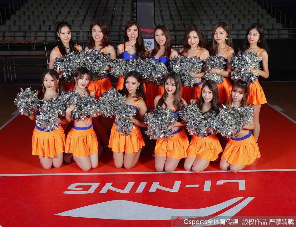 上海篮球宝贝闪耀寒冬,灵动舞姿点燃全明星周末前奏 上海IDANCE啦啦队宝贝们身着亮橙色表演服,在球场上整齐列队,她们面带灿烂微笑,双手高举挥舞,瞬间点燃全场热情。
