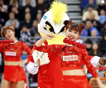 不只是颜值巅峰,更是梦想的舞者:走进北京巅峰啦啦队的十二年 在全明星赛的舞台上,巅峰啦啦队队员们身着闪亮的银色表演服,动作整齐划一,笑容灿烂,闪耀着属于她们的巅峰时刻。