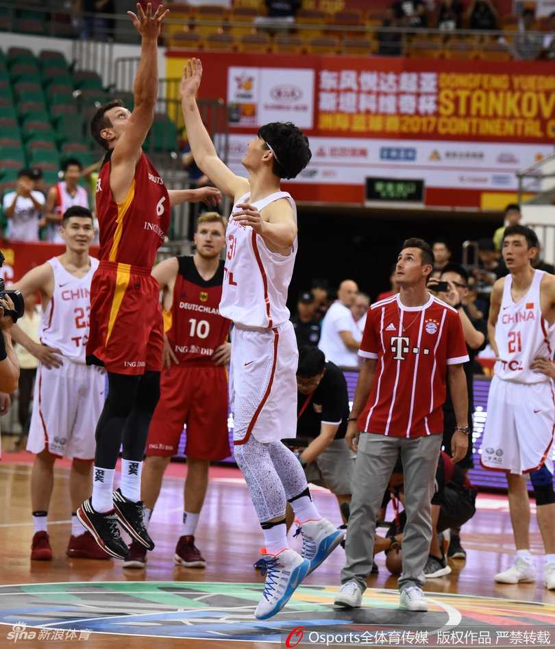 在万众瞩目下，克洛泽神情专注地将篮球高高抛起，为比赛跳球开球。他那标准的抛球动作，透露出这位全能运动天才良好的身体协调性。