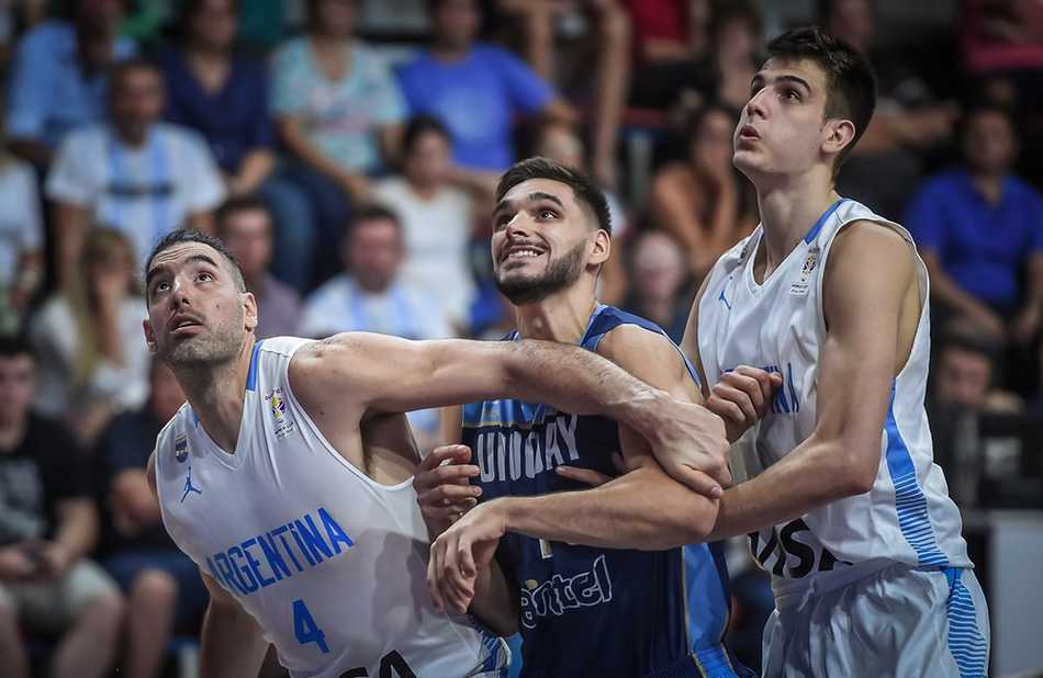 斯科拉高高跃起与对方中锋拼抢篮板球，他标志性的长发在空中飘舞，手臂完全伸展，展现出了与年龄不符的惊人弹速。