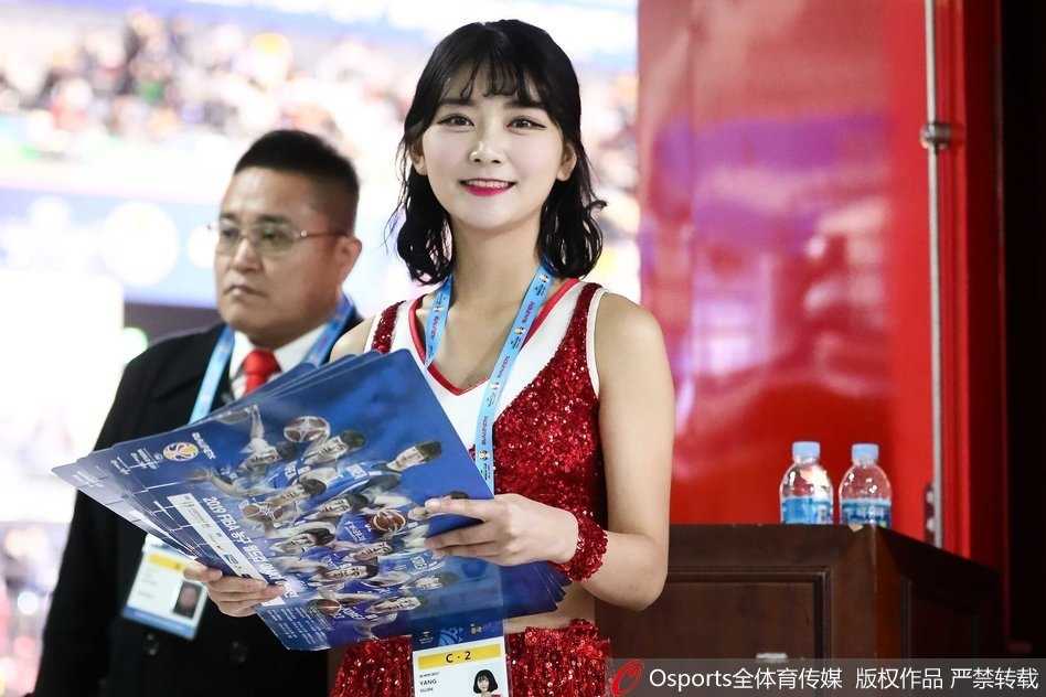 特写镜头下，礼仪小姐精致的面庞与头上的传统发饰相得益彰，眼神中透露着韩式特有的温顺与坚定