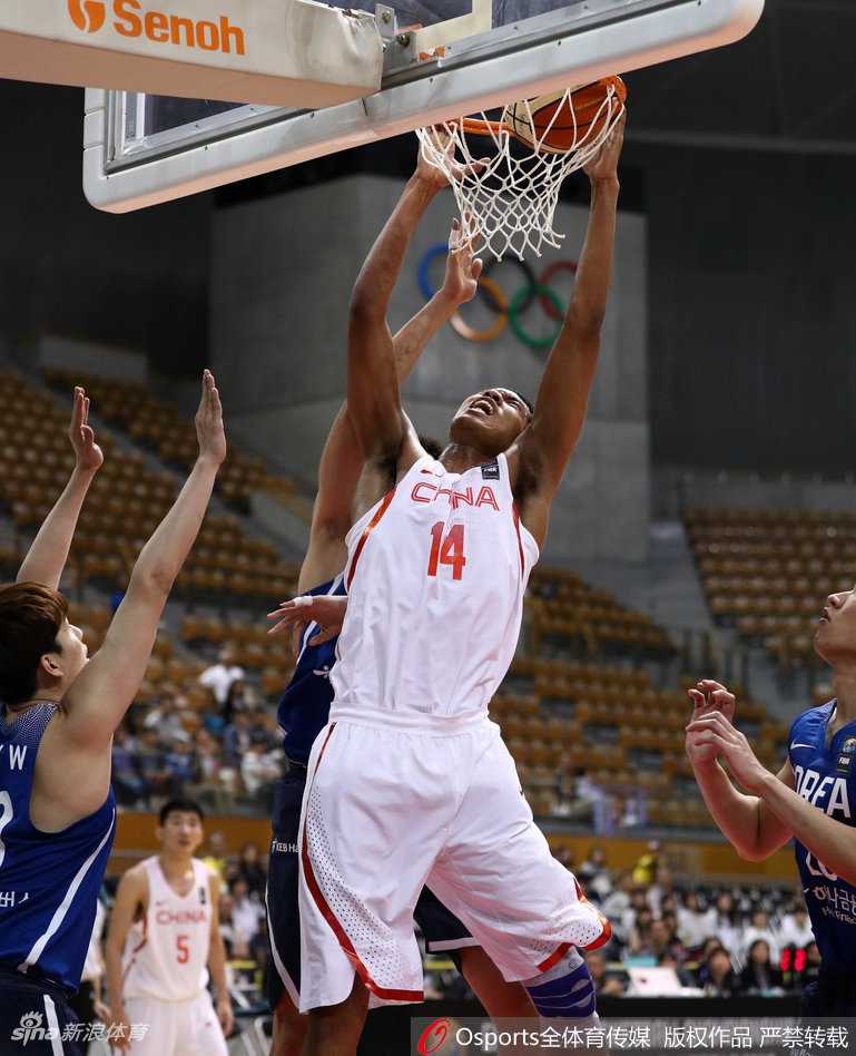 东亚篮球激战正酣,国奥小将憾负韩国虽败犹荣 赵岩昊犹如精灵舞者,在人缝中送出精准传球,撕开韩国队的防线。
