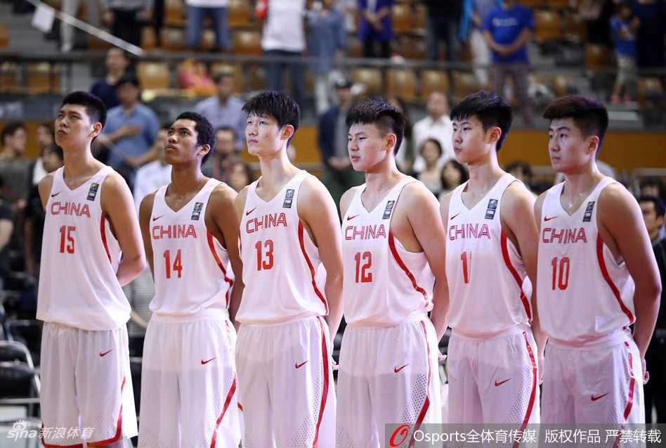 东亚篮球激战正酣,国奥小将憾负韩国虽败犹荣 胡金秋在内线稳如泰山,迎着防守跳投出手,篮球划出优美的弧线直坠网窝。