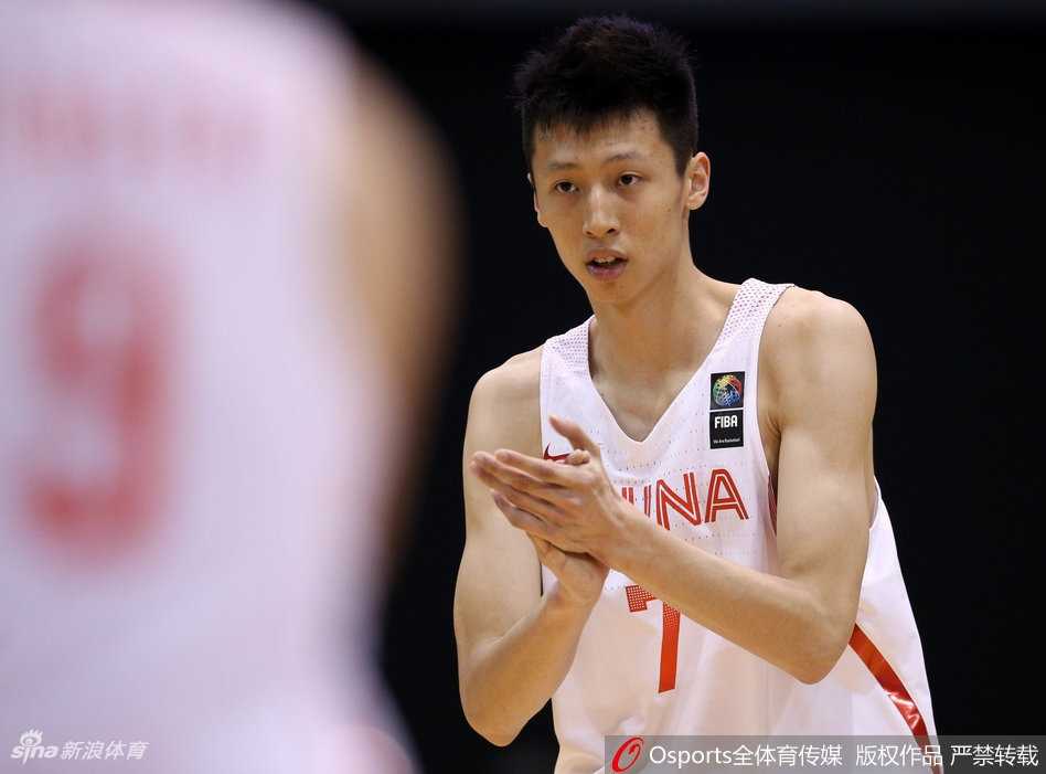 东亚篮球激战正酣,国奥小将憾负韩国虽败犹荣 胡金秋背身卡位,强硬要球,准备进行下一次内线进攻。