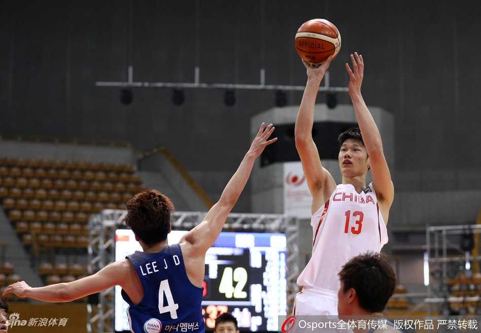 东亚篮球激战正酣,国奥小将憾负韩国虽败犹荣 赵岩昊快速推进,面对补防球员,轻盈起跳完成一次漂亮的持球上篮。