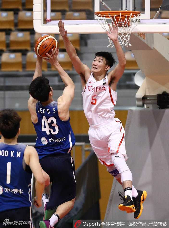 东亚篮球激战正酣,国奥小将憾负韩国虽败犹荣 庄严时刻,五星红旗下的青春誓言,国歌奏响回荡在日本长野的球馆。