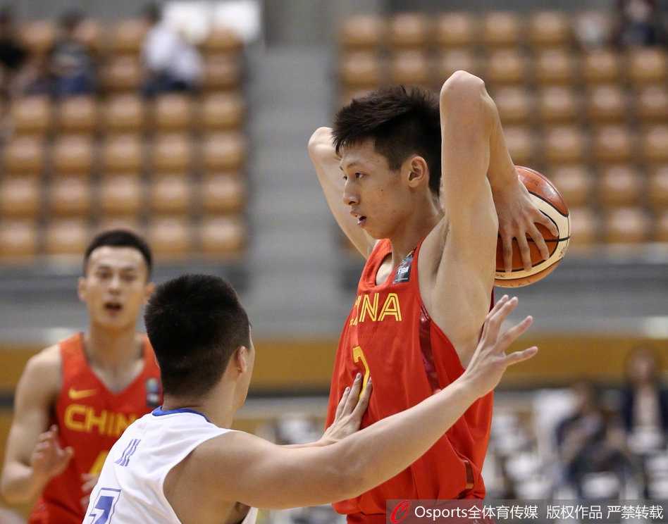 东亚赛广厦双星闪耀,国奥男篮大胜香港“邓肯” 朱荣振面对防守强行杀向篮下,他利用身高优势高举高打,如同一辆重型坦克般不可阻挡。