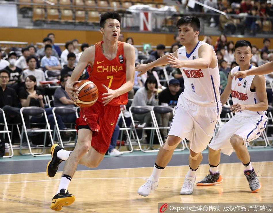 东亚赛广厦双星闪耀,国奥男篮大胜香港“邓肯” 胡金秋在对方内线长臂林中高高跃起,于对抗中稳稳将球放入篮筐,展现了极其扎实的篮下终结能力。