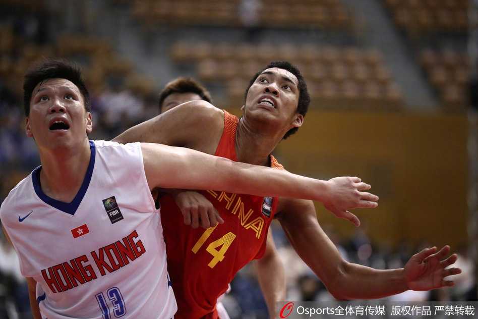 东亚赛广厦双星闪耀,国奥男篮大胜香港“邓肯” 国奥众将围剿香港邓肯惠龙儿,赵岩昊与朱荣振同时起跳,像两座高塔般封住了对手的所有出手角度。