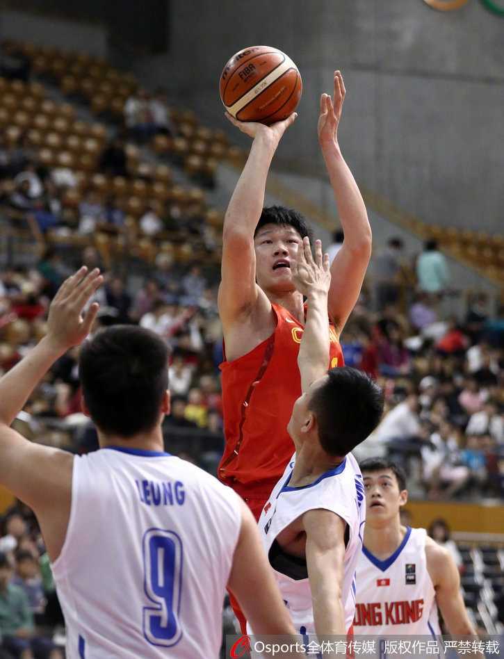 东亚赛广厦双星闪耀,国奥男篮大胜香港“邓肯” 丘天遭遇对手双人包夹,在狭小的空间内他依然高举高打,奋力将球护住,展现出不畏对抗的强硬姿态。