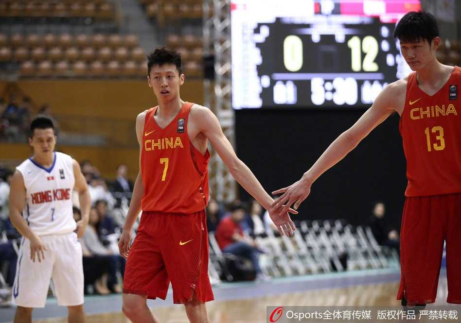 东亚赛广厦双星闪耀,国奥男篮大胜香港“邓肯” 广厦双子星赵岩昊如离弦之箭般杀入禁区,面对防守球员高高跃起,眼神中充满坚决与自信。