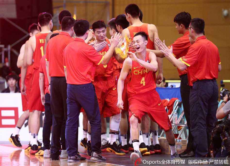 东亚赛广厦双星闪耀,国奥男篮大胜香港“邓肯” 吴羽佳持球直面防守,他压低重心,准备利用速度和力量优势强行突破,年轻的脸上写满了无所畏惧。