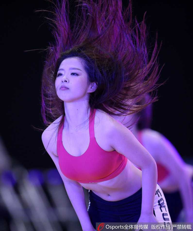 东亚赛惊现神似张靓颖的篮球宝贝 热舞瞬间惊艳全场 宝贝手举闪耀花球,身姿轻盈如燕跃向半空,飞扬的发丝与灿烂的笑容交织出赛场最活力的画面。