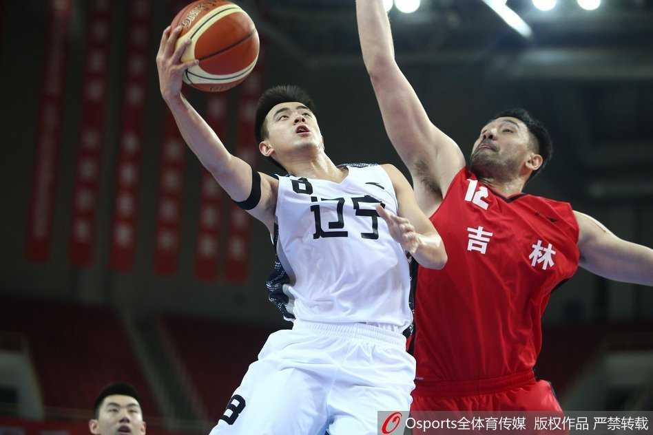 东北德比火力全开 辽宁男篮全运预赛力克吉林 韩德君背身单打吉林内线,利用庞大的身躯强行碾入禁区准备强攻
