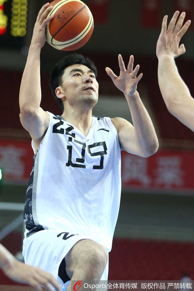 东北德比火力全开 辽宁男篮全运预赛力克吉林 李晓旭在吉林内线长人丛中强硬起手,篮下打板命中展现国产魔兽风采