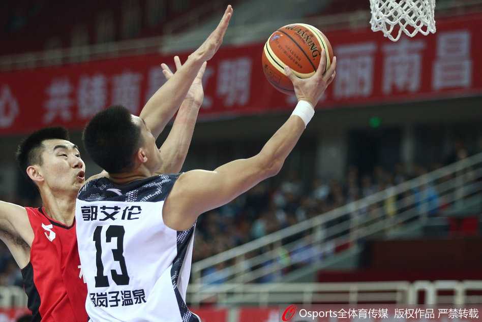 东北德比火力全开 辽宁男篮全运预赛力克吉林 郭艾伦在防守球员的围堵下闪转腾挪,以一记精彩的挑篮完成致命一击
