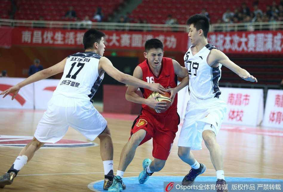东北德比火力全开 辽宁男篮全运预赛力克吉林 辽宁队流畅配合后完成上篮,赵继伟、李晓旭等人迅速退回半场布防