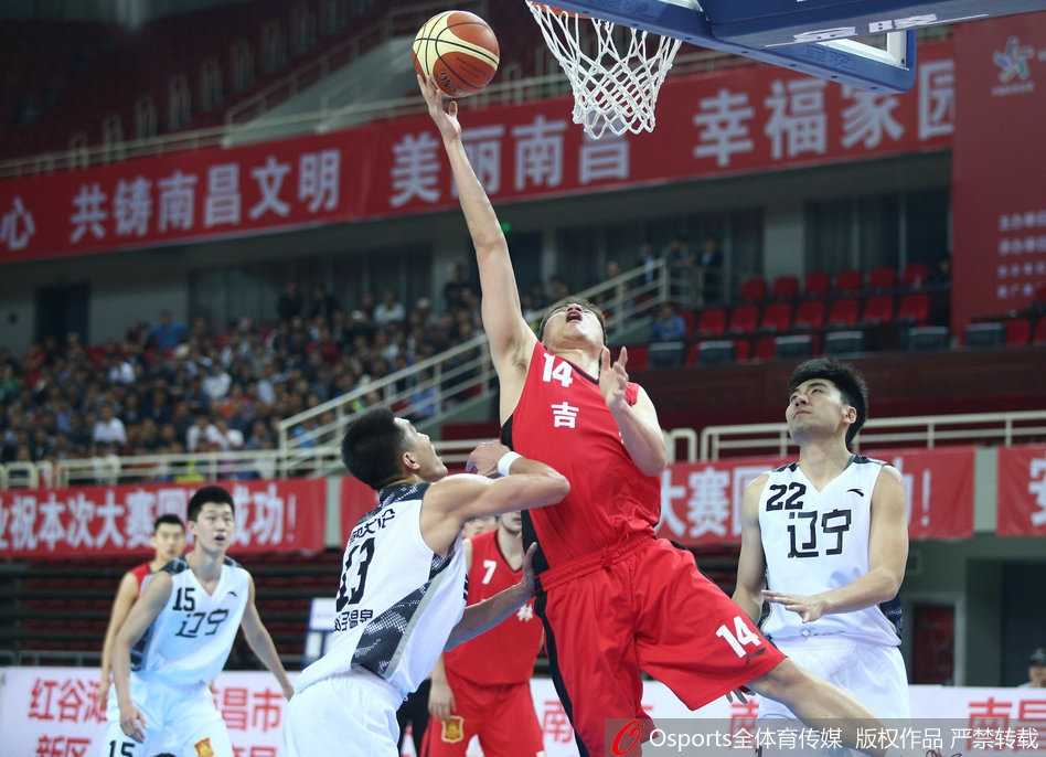 东北德比火力全开 辽宁男篮全运预赛力克吉林 吉林队防守球员在郭艾伦启动瞬间形成合围,双人包夹试图阻止其突破