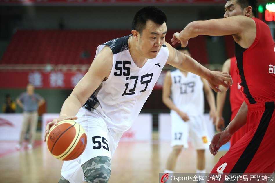 东北德比火力全开 辽宁男篮全运预赛力克吉林 辽宁与吉林球员在禁区纠缠,多人跃起争抢篮板球,肌肉碰撞激烈