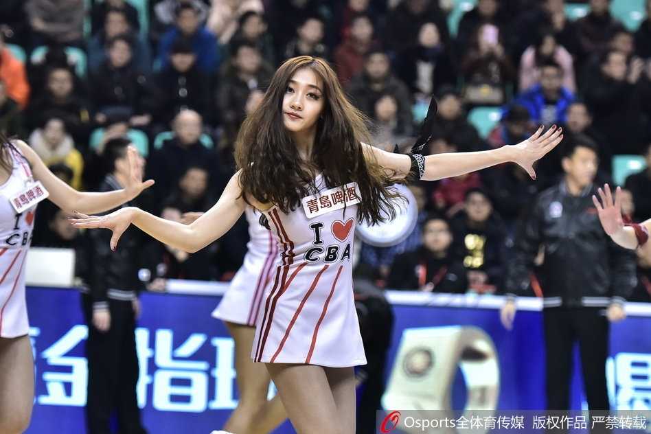 伴随着动感的音乐节拍，篮球宝贝们甩动飘逸长发，绽放自信魅力，每一个动作都充满了力量与韵律感，瞬间点燃全场激情