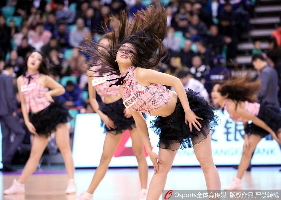 暂停时刻，篮球宝贝们迅速占据场地中央，她们默契的队形变换和整齐划一的舞步，成功吸引了全场目光，成为比赛间歇最亮眼的风景