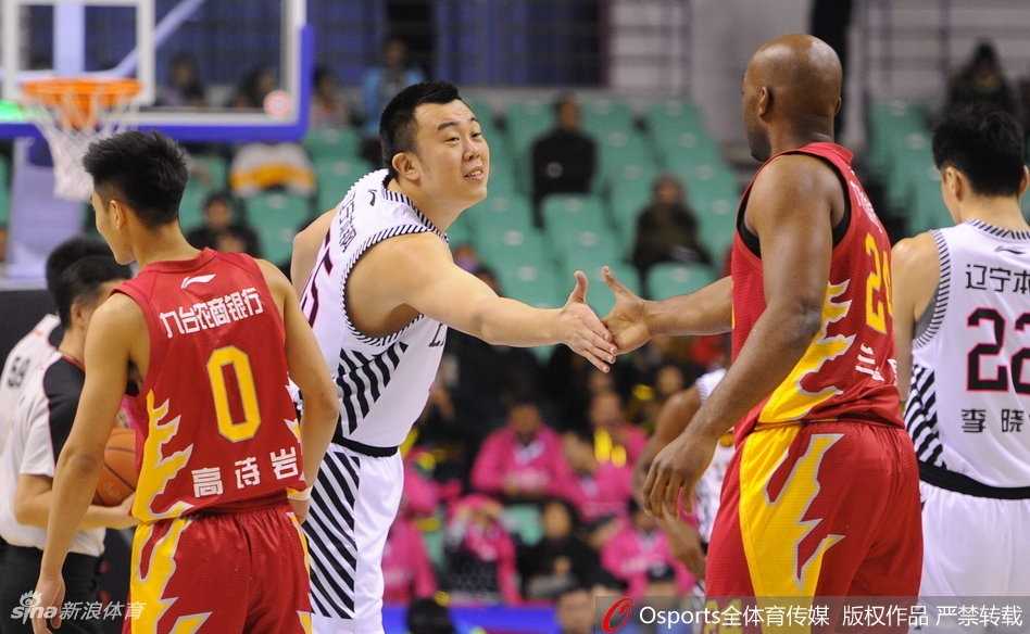 赛后，辽宁队的球员们聚在一起，郭艾伦与韩德君击掌相庆，他们的脸上洋溢着胜利的喜悦，身后的计时器记录着116比108的最终比分。