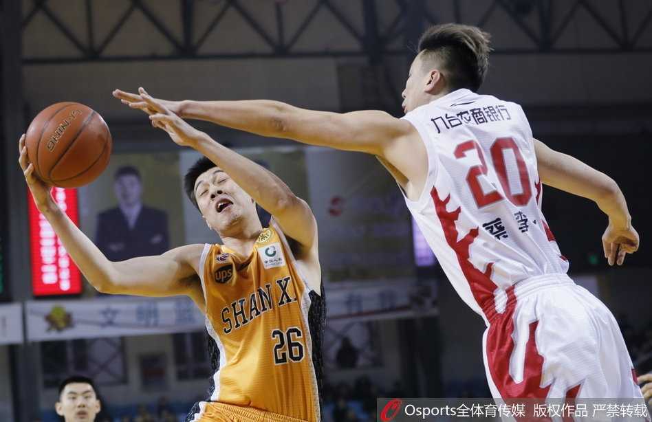 东北虎主场一分惜败,山西惊险带走胜利 吉林队崔晋铭在山西队防守球员头上完成一次漂亮的抛射,篮球越过防守指尖,轻柔地飞向篮筐