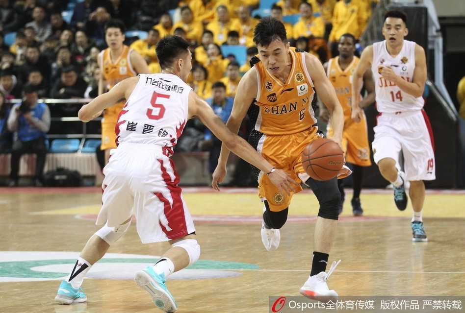 东北虎主场一分惜败,山西惊险带走胜利 山西球员原帅在三分线外果断出手,皮球应声入网,他紧握拳头,神情激昂庆祝这记关键进球