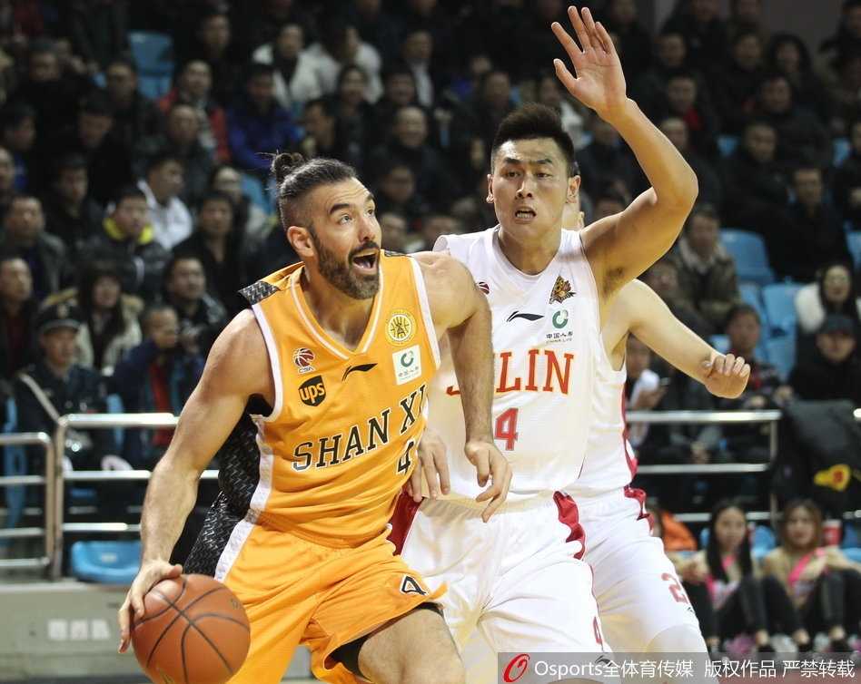 东北虎主场一分惜败,山西惊险带走胜利 山西队球员曾令旭在运球突破时遭遇吉林队两人包夹防守,他冷静地护住球,寻找队友的跑位空当
