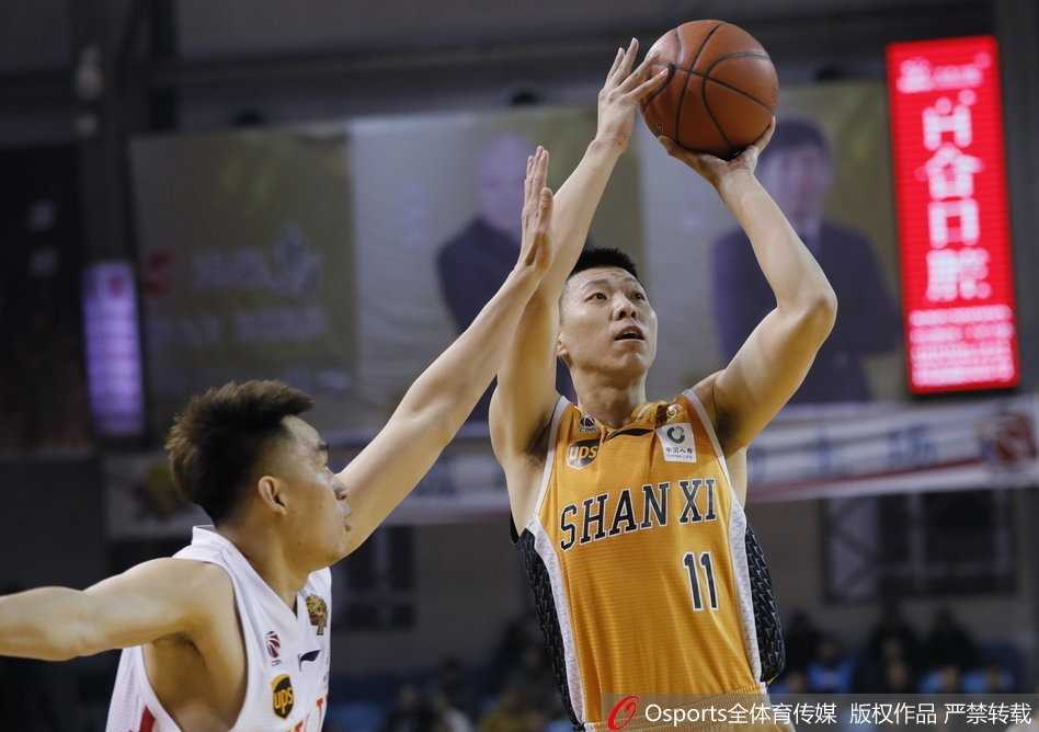 东北虎主场一分惜败,山西惊险带走胜利 吉林队外援韦弗面对山西球员的贴身紧防,从容自信地出手三分,篮球在空中划出一道美妙的弧线