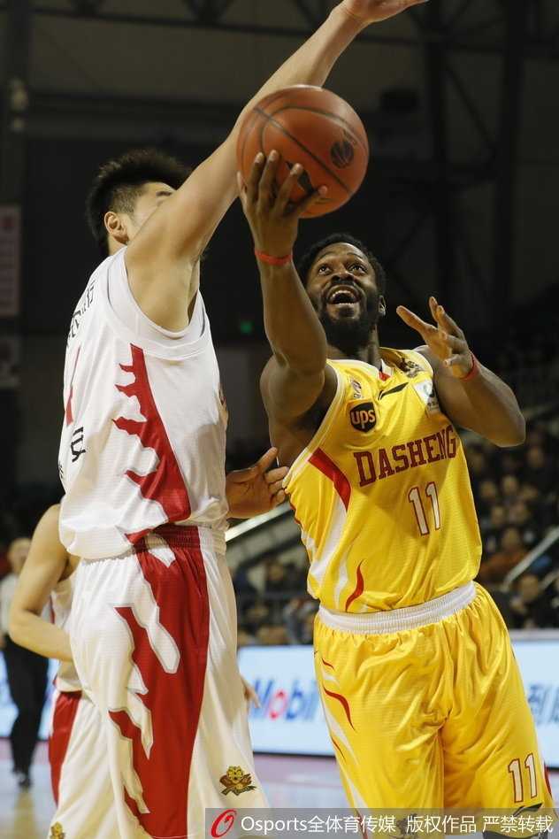 场边的吉林队教练神情凝重，手持战术板向场上队员大声呼喊，试图在球队陷入得分荒时调整战术扭转局势。